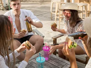 Vacanță în Thassos? Prețuri la taverne: tzatziki – 5 €, souvlaki – 10 €, pizza – 12 €, bere – 4 € - Foto: Freepik (Imagine cu rol ilustrativ)