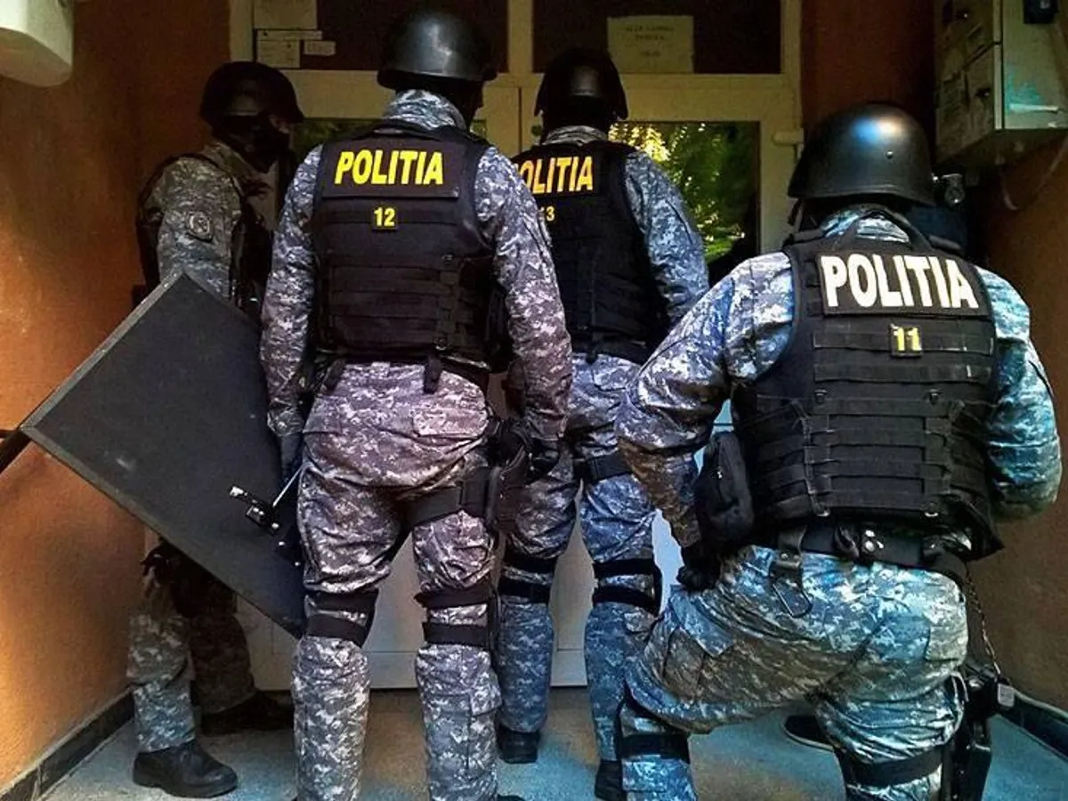 Polițiștii efectuează șase percheziţii în Ilfov şi Bucureşti, într-un dosar privind decontări ilegale de la CAS. / Foto: observatornews.ro