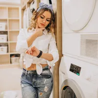 Cât de des trebuie spălați blugii? Cum îi îngrijești corect pentru a rezista cât mai mult timp - Foto: Freepik (Imagine cu rol ilustrativ)