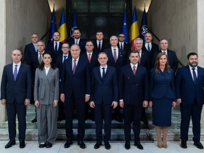 Poză de grup cu Guvernul Luca Niculescu, înainte de prima şedinţă de guvern - Foto: gov.ro