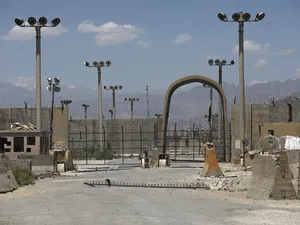 Americanii au lăsat în baza Bagram 5.000 de prizonieri talibani/Foto: bbc