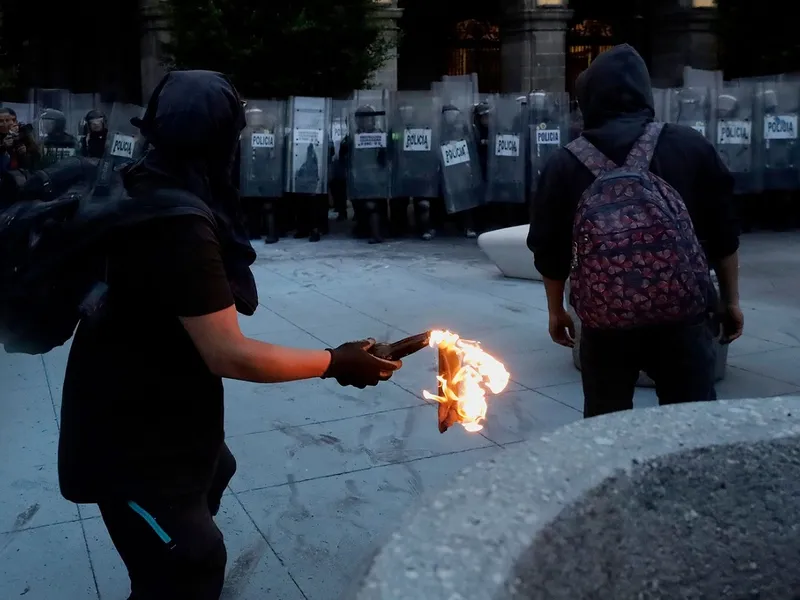De unde vine numele de cocktail Molotov - Foto: Profimedia Images (cu rol ilustrativ)