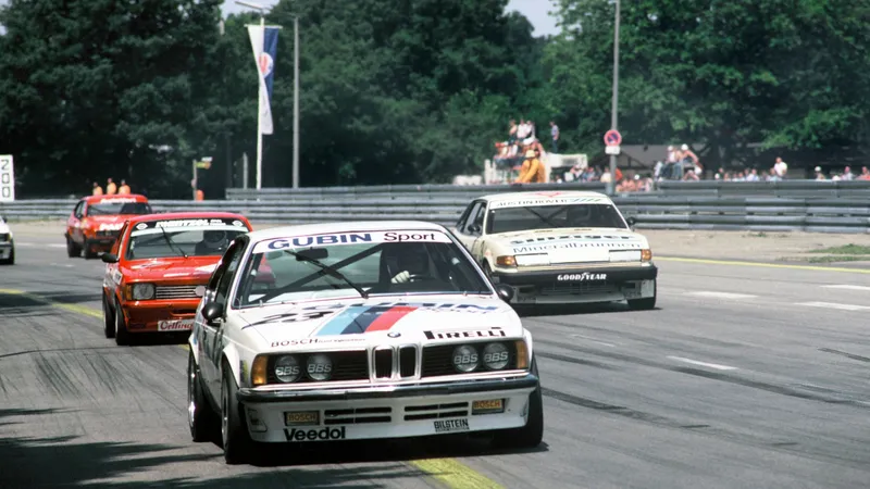 Povestea celui mai puternic campionat al mașinilor cu modificări „minime”. DTM face 40 de ani - Foto: BMW