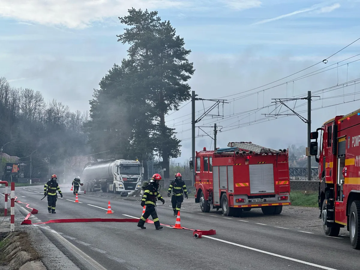 Scurgeri de acid sulfuric dintr-o cisternă pe un drum național. Întreaga zonă a fost evacuată - Foto: ISU Prahova