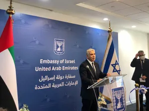 Şeful diplomaţiei israeliene Yair Lapid a inaugurat marţi în Emiratele Arabe Unite (EAU) prima ambasadă a Israelului în zona Golfului. / Foto: worldakkam.com