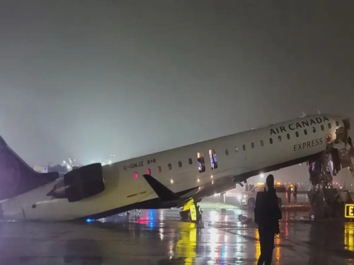 VIDEO Un avion cu 80 de oameni la bord s-a ciocnit cu o autospecială pe Aeroportul LaGuardia din New York