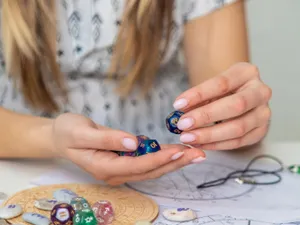 Horoscop făcut de o fată - Foto: Freepik
