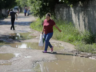 8 iunie 2021. O femeie merge pe strada Drăganului, la limita dintre Bucureşti şi oraşul Bragadiru - Foto: INQUAM PHOTOS/George Călin