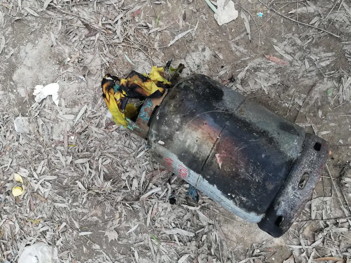 Explozia unei butelii verificată cu un chibrit aprins/Foto: arad news