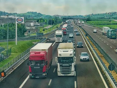 Mașini în depășire pe autostradă Foto: Pixabay.com (imagine cu rol ilustrativ)