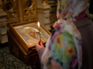 Femeie la biserică cu o lumânare în mână de post - Foto: Profimedia Images