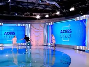 Femeia dezbrăcată a lovit din nou la Antena 1. Tot goală, acum a spart geamurile de la Acces Direct Foto: captură Antena 1