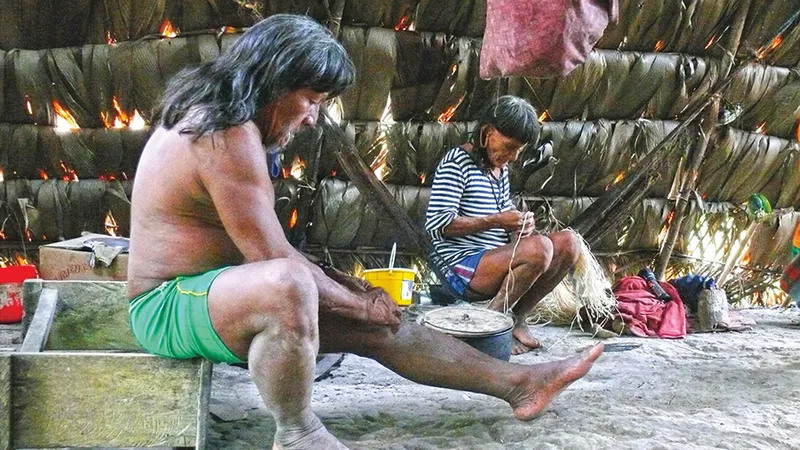 Moment casnic în colibă indigenă