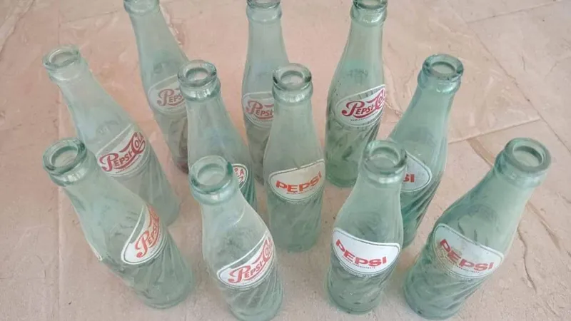 Sticlele de Pepsi Cola care erau AUR în comunism valorează bani și azi. Unde se vând și cu cât? - Foto: FB