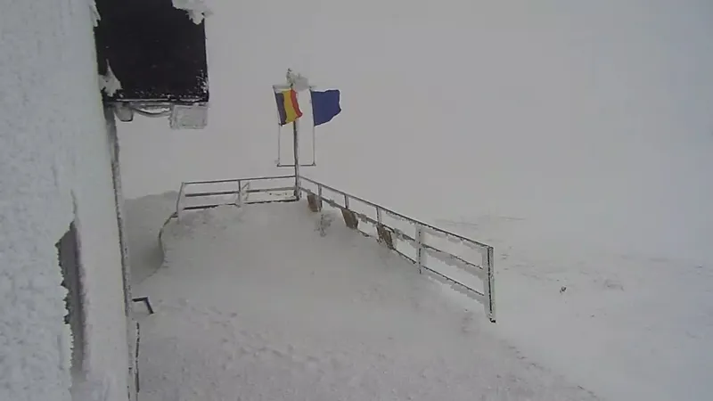 Domeniul schiabil din Sinaia, spre Cota 2000, este închis, din cauza ninsorilor abundente - Foto: captură foto webcam live Sinaia
