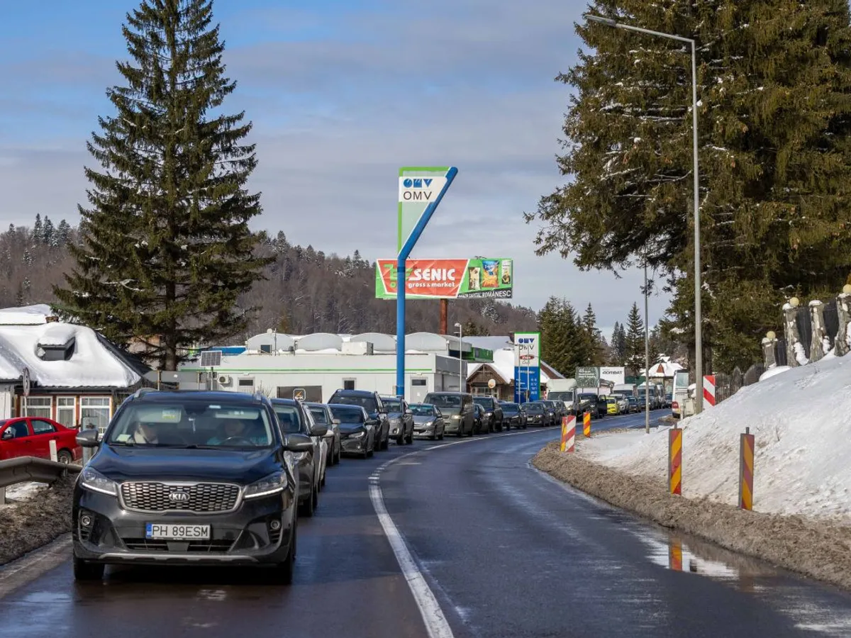Eşti blocat în ambuteiaj, pe Valea Prahovei. Vezi toate rutele alternative mai puţin cunoscute