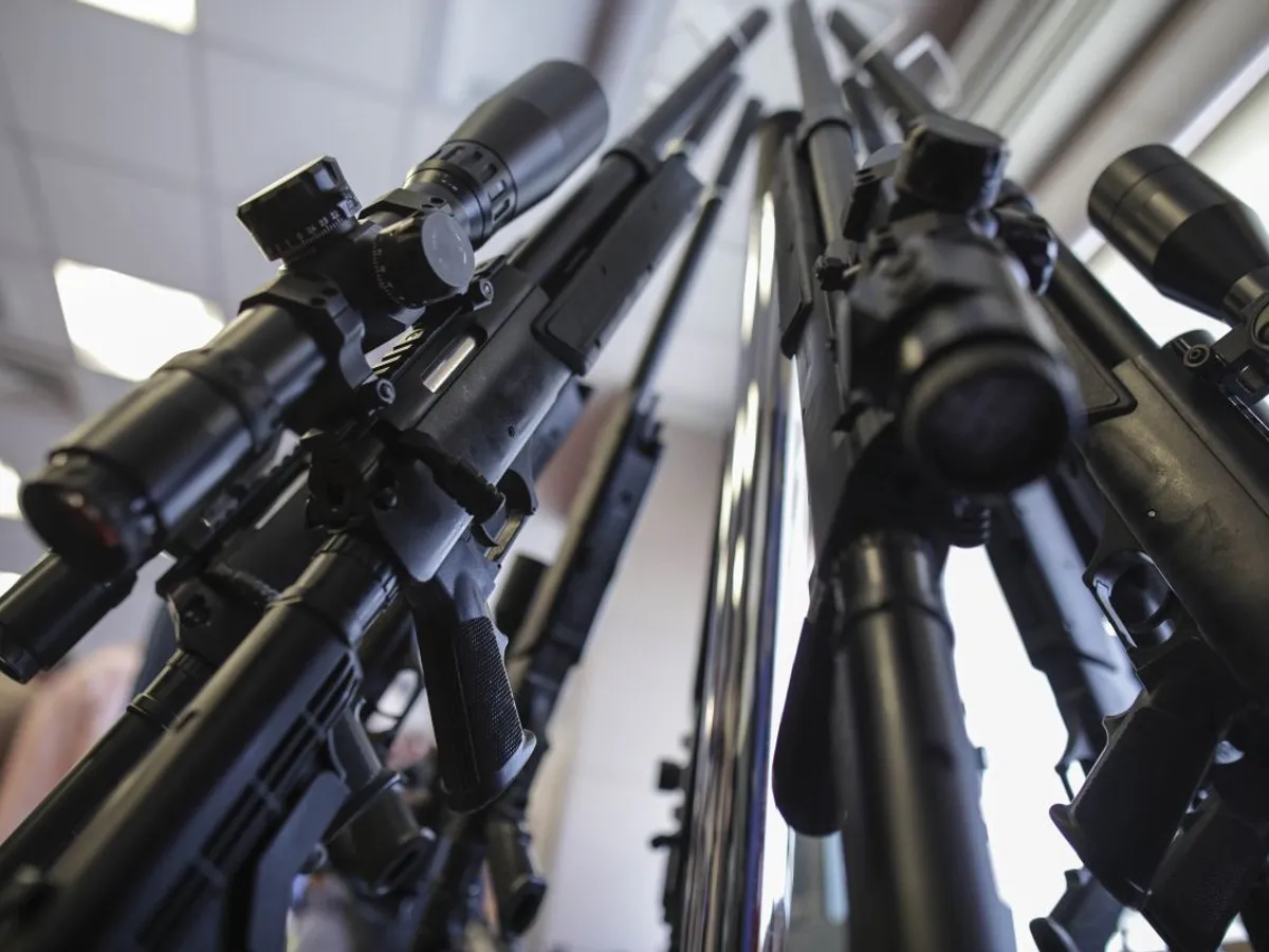 Imagini cu armament, la semnarea din anul 2019 a Memorandumului cu Beretta Holding, pentru UM Plopeni - Foto: INQUAM PHOTOS/Octav Ganea