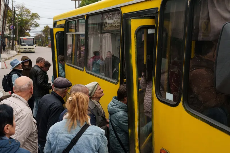 Evacuarea civililor din orașul Oleșkî ocupat de ruși - Foto: Profimedia Images