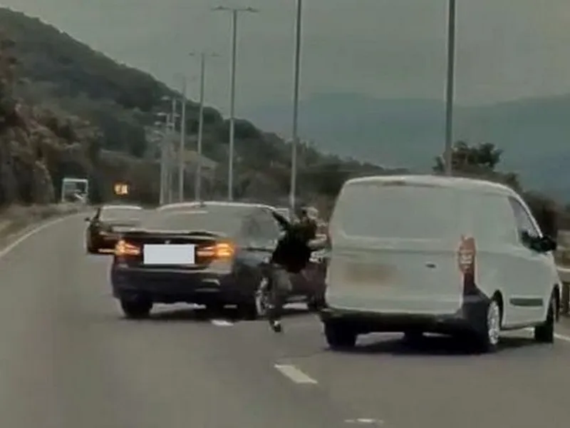 Altercație penală în trafic: 4 „bombardieri” cu BMW blochează autostrada și atacă o dubiță. / Foto: captură video