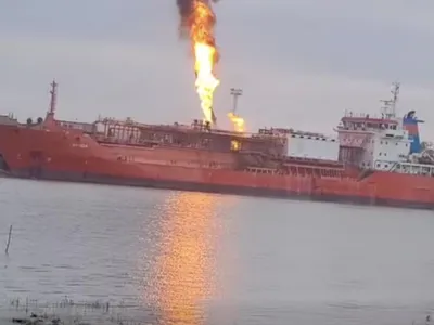 Navă în flăcări - Foto: infotulcea