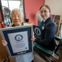 O japoneză de 108 ani, desemnată „cea mai vârstnică frizeriță din lume”. Ce dorință are? - Foto: guinnessworldrecords.com