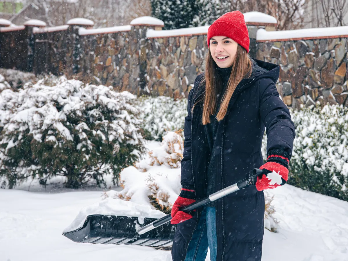 Persoană care curăță zăpada - Foto: Freepik (Imagine cu rol ilustrativ)