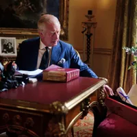 Regele Charles al III-lea poate fi văzut în prima fotografie oficială ce îl arată alături de celebra cutie roşie în care suveranii britanici primesc documente guvernamentale - Foto: Profimedia Images/ Victoria Jones