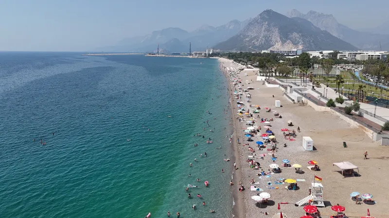 Cât de cald va fi în destinațiile de vacanță preferate de români. Plajă din Antalya Foto: profimediaimages.ro