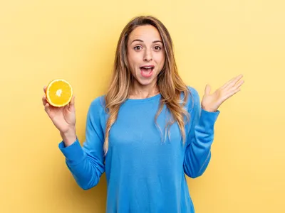 Femeie cu o lămâie - Foto: Magnific.com (Imagine cu rol ilustrativ)