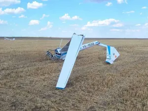 Un planor s-a prăbuşit pe un câmp din judeţul Olt. Ce s-a întâmplat cu pilotul? - Foto: ISU Olt