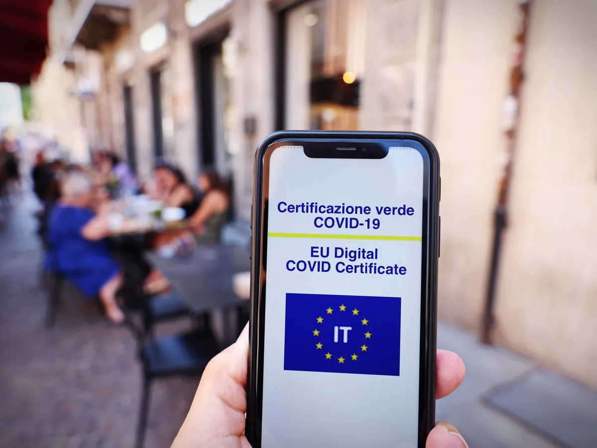 Ministrul francez al sănătății susține că certificatul verde va rămâne până se golesc ATI-urile/FOTO: euractiv.com
