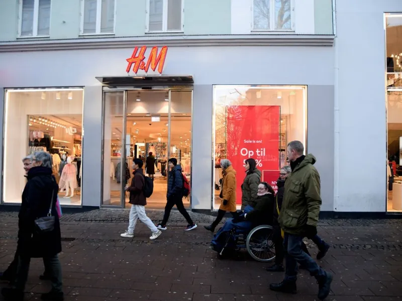 De ce a fost obligată compania H&M să retragă o reclamă la uniforme școlare, după acuzații grave? - Foto: Profimedia Images - imagine cu caracter ilustrativ