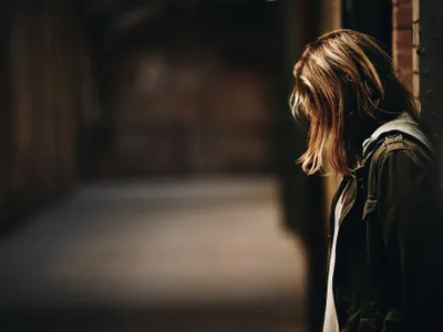 Elevă obligată de profesoară șă-și taie părul, pentru că și l-a vopsit - Foto: Unsplash