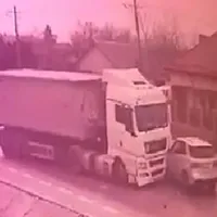 Un TIR a intrat intenționat într-un Mercedes Foto: captură Total Impact