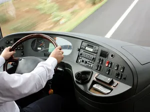Tragedie evitată de mustață după ce un șofer a reușit să oprească un autobuz. Un pod s-a surpat