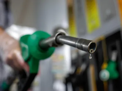 La ce preț al carburantului și-ar lăsa românii mașinile acasă?