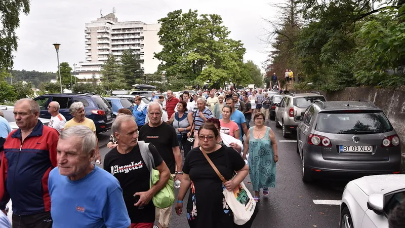 Un hotel de 2* din Băile Felix, în flăcări. Aproape 600 de turiști evacuați, 14 victime - Foto: ISU Bihor