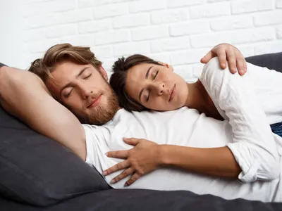 Cuplu care doarme - Foto: Freepik (Imagine cu rol ilustrativ)