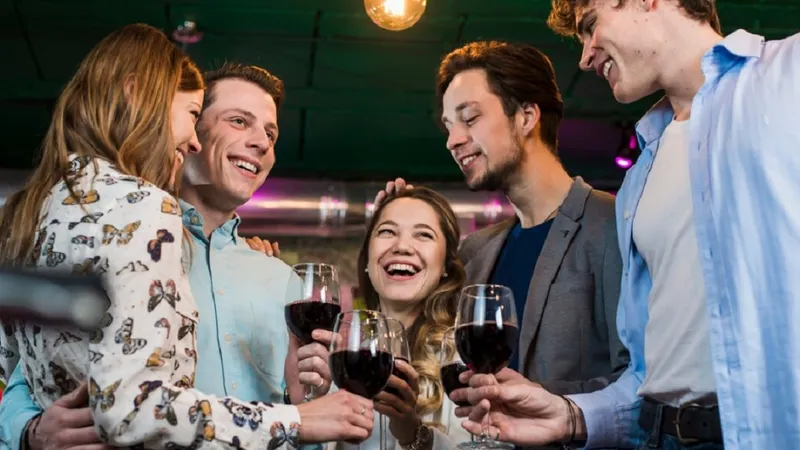 Cum treci peste mahmureala de vin? Cât de gravă este față de cea dată de whisky sau bere - FOTO: Freepik.com (rol ilustrativ)