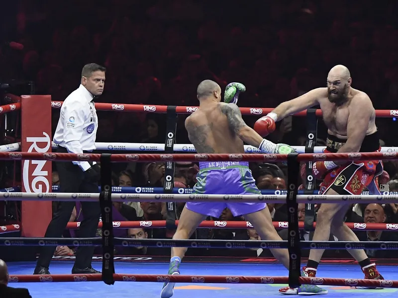 VIDEO Tyson Fury, bătut iar de Oleksandr Usyk. „Greul” ucrainean păstrează centurile WBA, WBC şi WBO