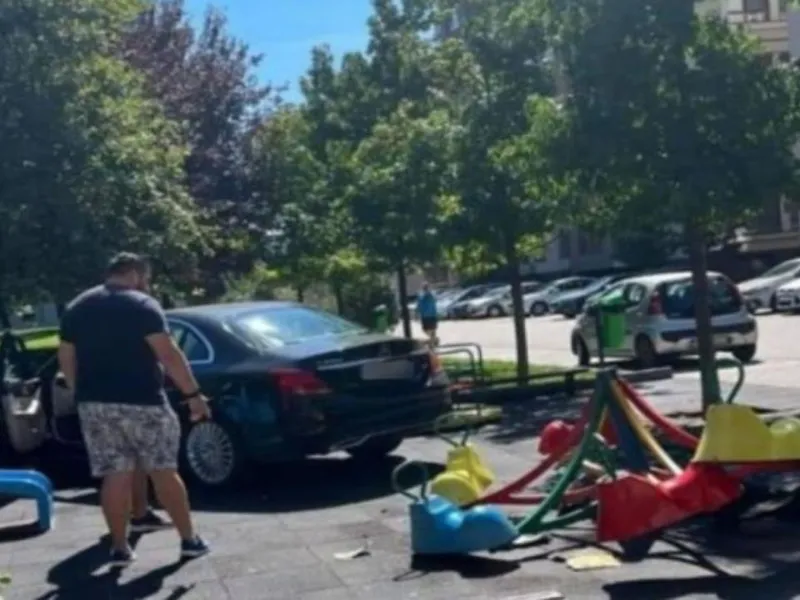 O șoferiță a încurcat pedalele Mercedes-ului, a intrat într-un parc și a rănit o fetiță de 2 ani. / Foto: dobrogea.tv