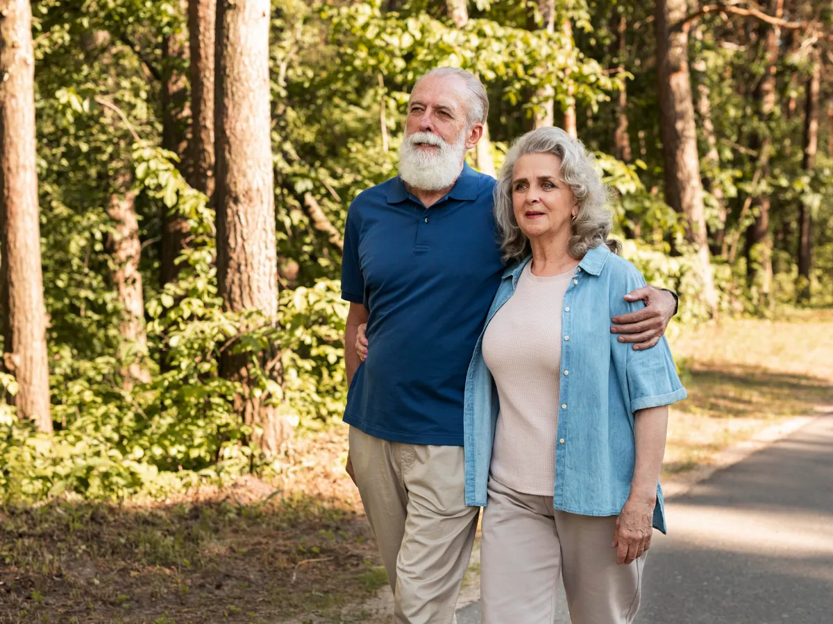 Pensionari în parc - Foto: Freepik