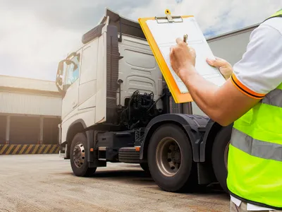 Transportatorii se plâng că polița RCA pentru un camion nou s-a scumpit cu 70% - Foto: magnific.com (Imagine cu rol ilustrativ)