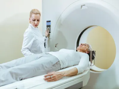 Un pacient este investigat cu ajutorul RMN - Foto: freepik (rol ilustrativ)