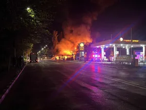 Incendiu devastator, pe Șos. Andronache din Voluntari. Au intervenit 15 mașini de pompieri - Foto: Facebook