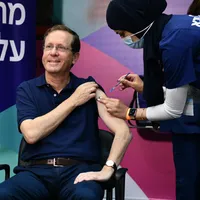 Președintele Israelului, Isaac Herzog, vaccinat cu a treia doză Foto: Facebook