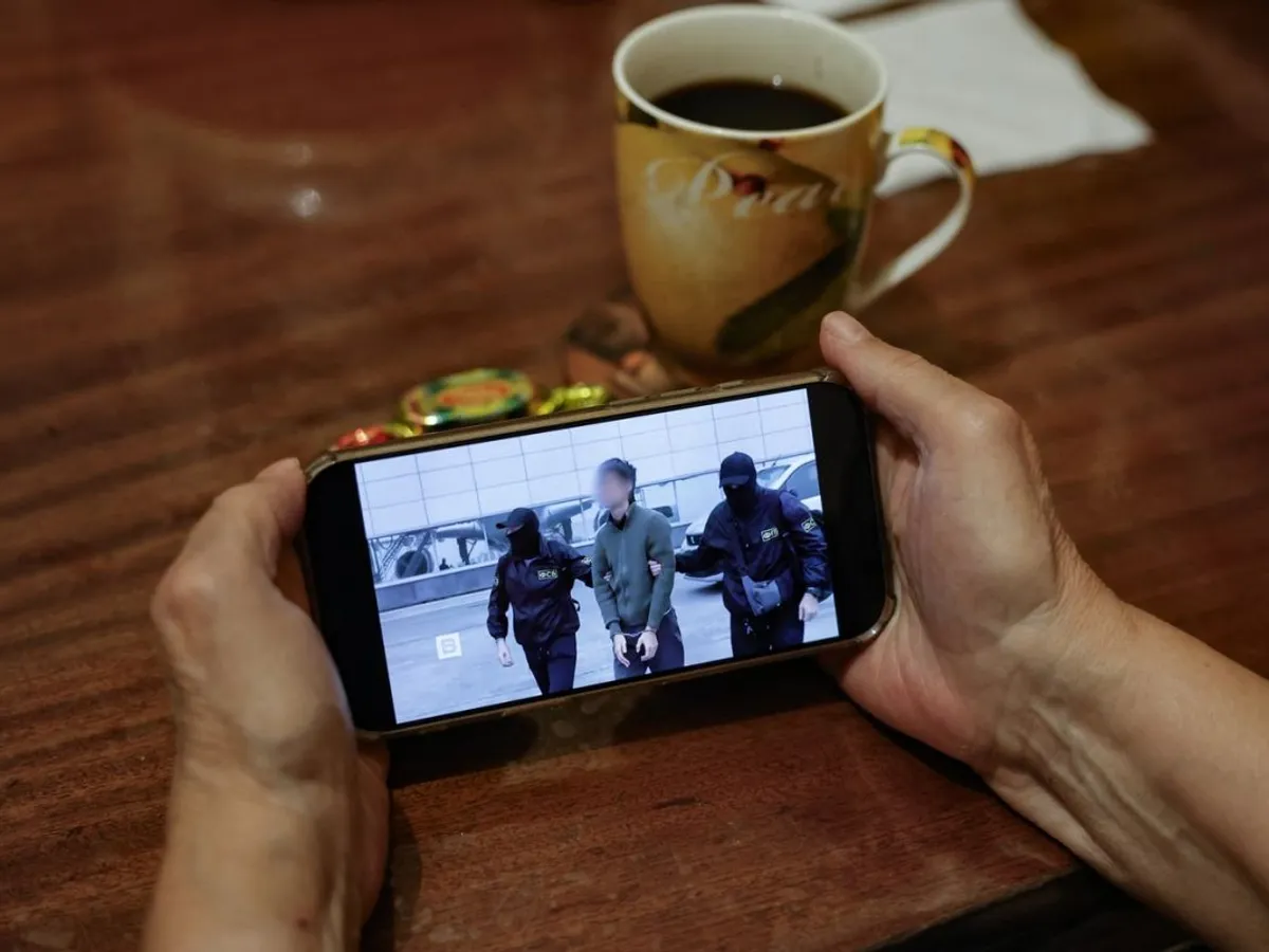 O persoană urmărește un flux de știri cu imagini de la FSB, despre reținerea jurnalistului japonez, acuzat de spionaj - Foto: Profimedia Images