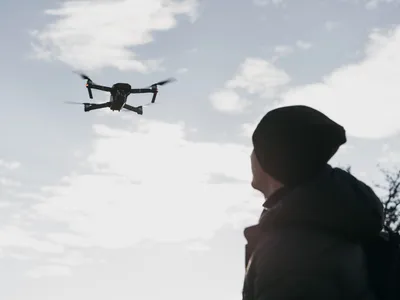 Persoană cu dronă - Foto: Magnific.com (Imagine cu rol ilustrativ)