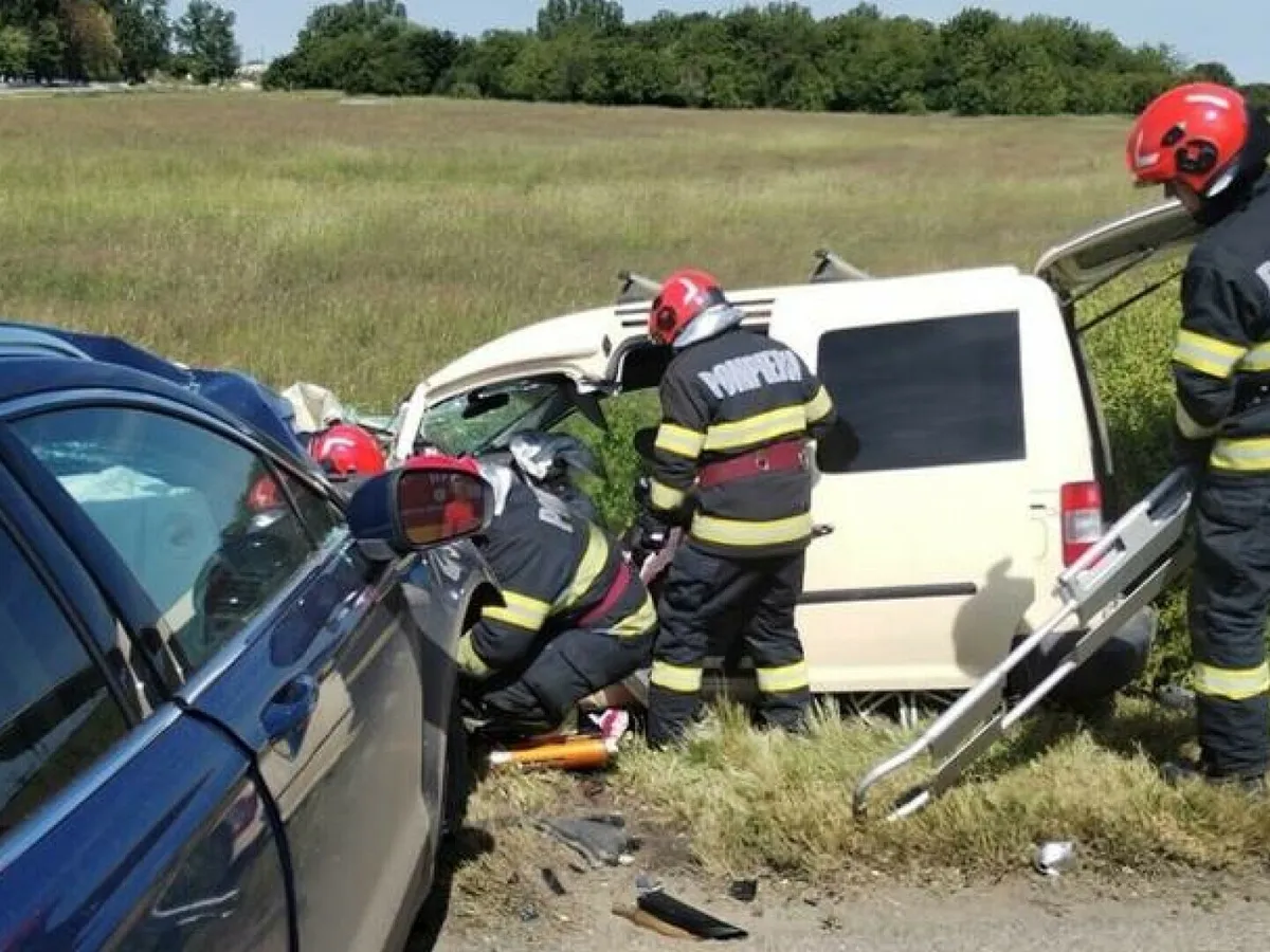 O mașina a anunțat o tragedie în Bihor. Un om a murit, o femeie grav rănită. Cum? - Foto: ISU