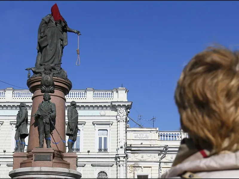 Odesa demontează monumentele dedicate împărătesei Ecaterina cea Mare a Rusiei/Foto: twitter